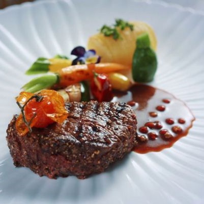 Bò lúc lắc - hương vị thơm ngon, thịt bò mềm mọng và nước sốt đậm đà.