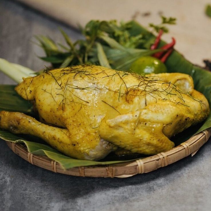 Gà hấp lá chanh -  chế biến vẫn giữ được độ mềm ngọt của thịt, kết hợp cùng lá chanh tạo nên hương vị hấp dẫn.