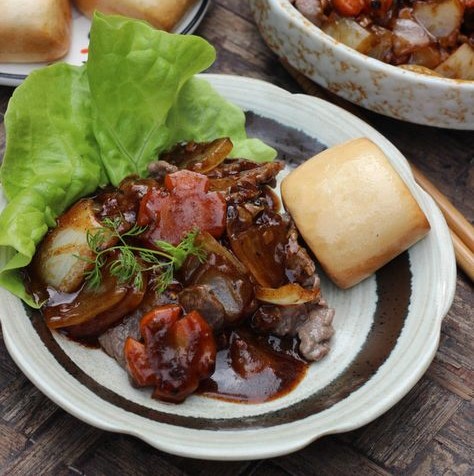 Bò sốt tiêu đen - Thịt bò  với nước sốt tiêu đen cay nồng, tạo nên hương vị đậm đà, ăn kèm bánh mì hoặc cơm trắng