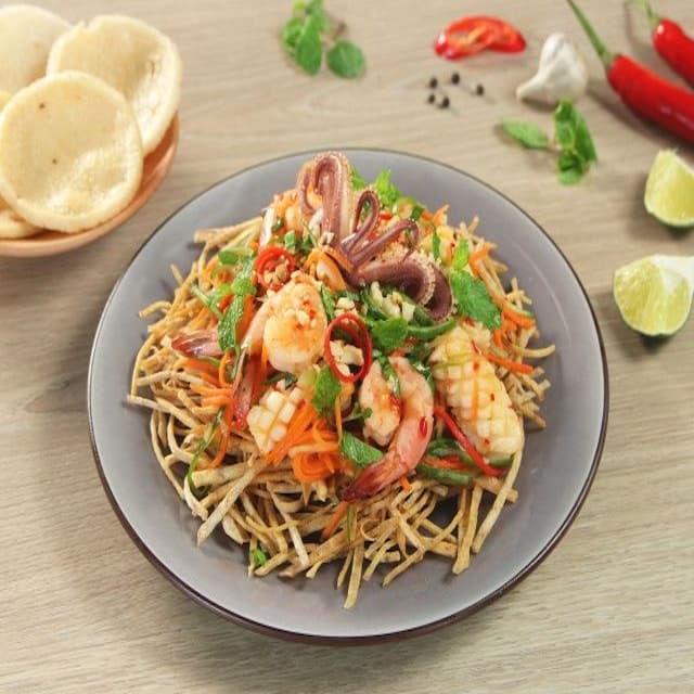 Gỏi khoai môn hải sản - món ăn độc đáo với sự kết hợp giữa vị bùi béo của khoai môn chiên giòn, thịt và tôm