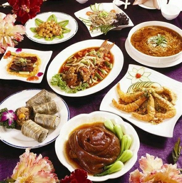 COMBO ĐẠI TIỆC GIA ĐÌNH - được thiết kế đặc biệt với 4 món ăn hấp dẫn, cân bằng dinh dưỡng, phù hợp với mọi thành viên trong gia đình